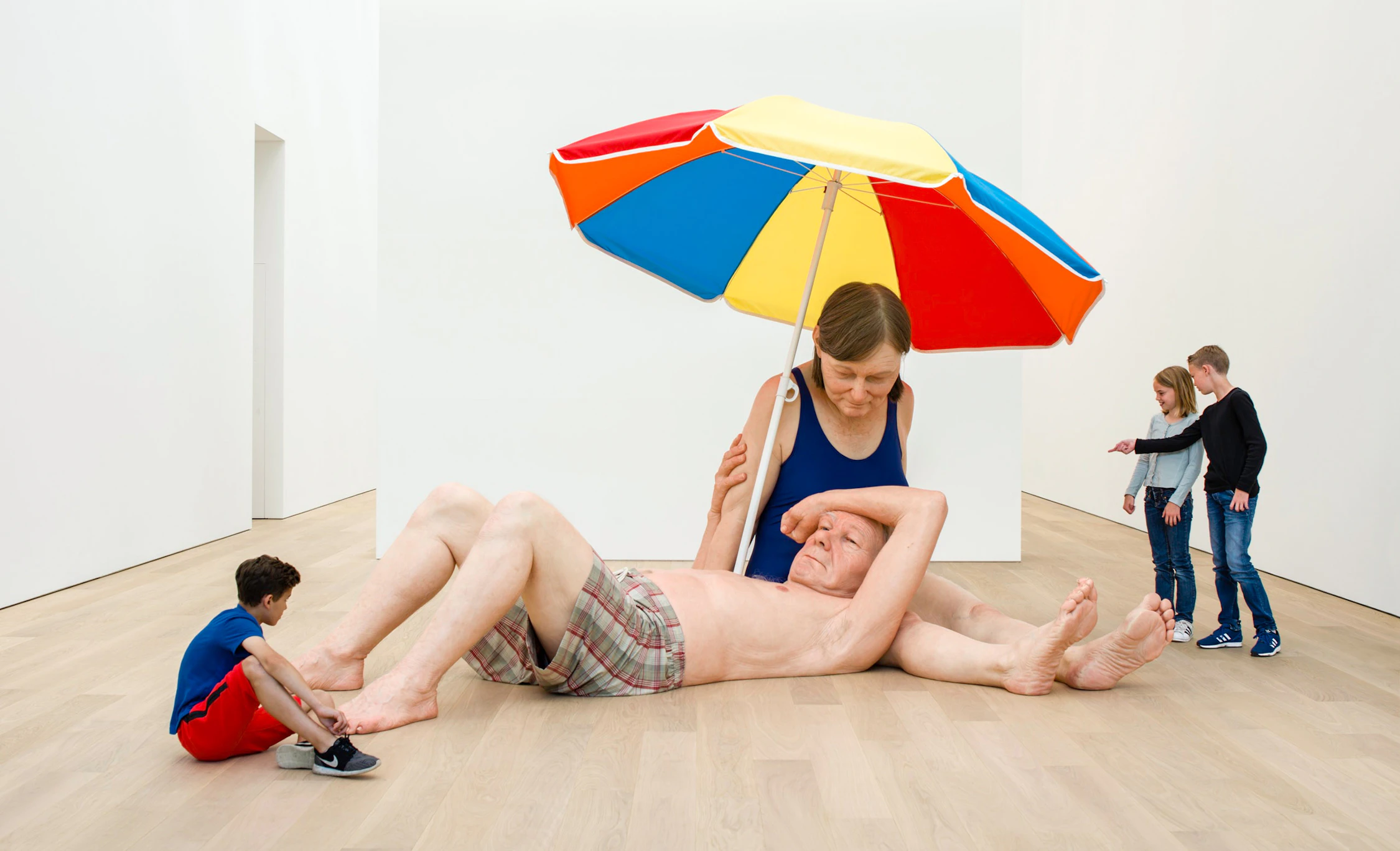 Ron Mueck Couple Under an Umbrella 2013/2015, collection museum Voorlinden, Wassenaar, the Netherlands © Ron Mueck, 